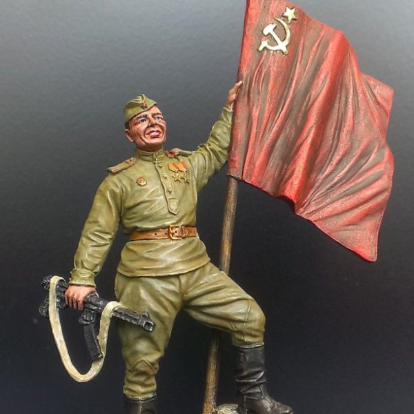 Гв. ефрейтор пехоты Кр. Армии с советским флагом. 1943-45 гг. СССР