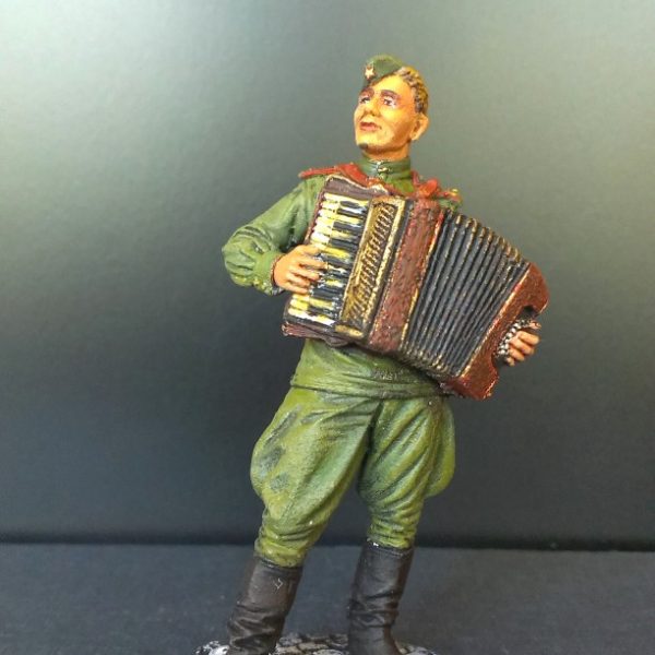 Лейтенант Красной Армии с аккордеоном. 1944-45 гг. СССР